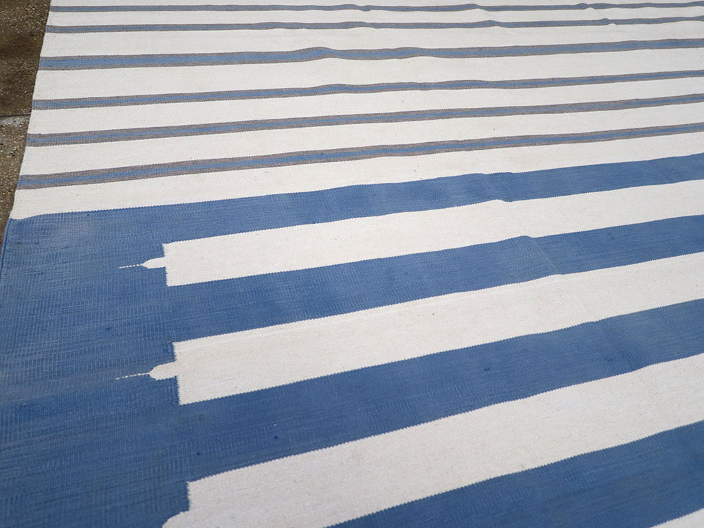 Modern Indian Flatweave Dhurrie Room Size Carpet, No.32622 - Staging