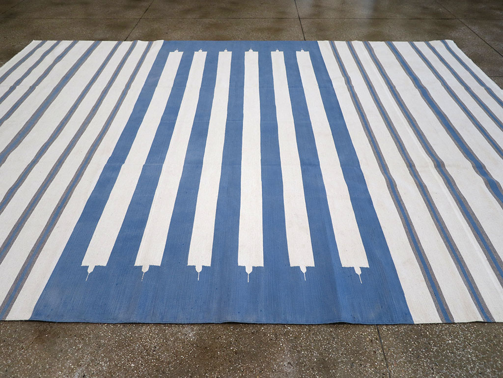 Modern Indian Flatweave Dhurrie Room Size Carpet, No.32622 - Staging