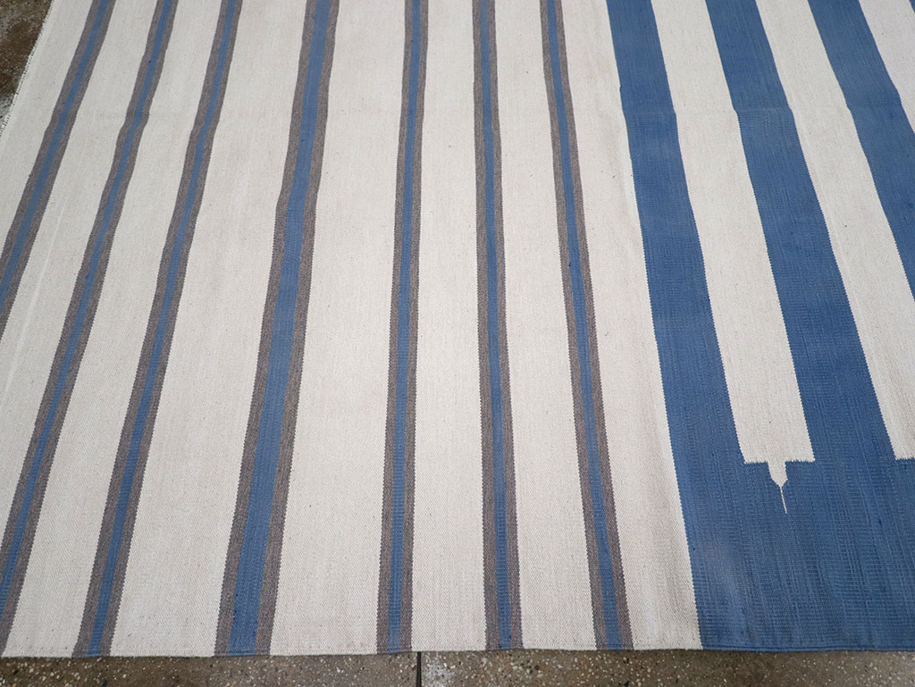 Modern Indian Flatweave Dhurrie Room Size Carpet, No.32622 - Staging