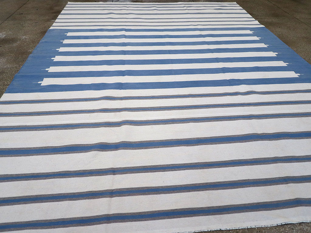 Modern Indian Flatweave Dhurrie Room Size Carpet, No.32622 - Staging