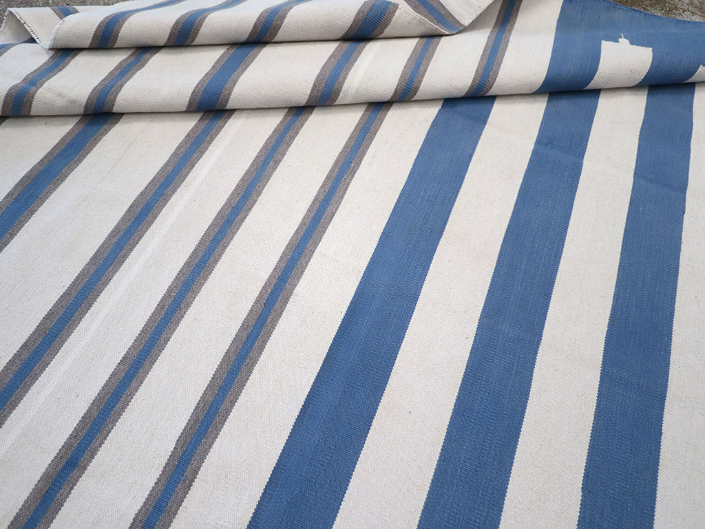 Modern Indian Flatweave Dhurrie Room Size Carpet, No.32622 - Staging