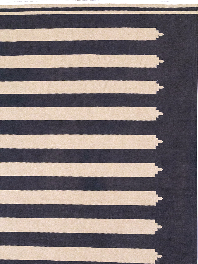 Modern Indian Flatweave Dhurrie Room Size Carpet, No.32624 - Staging