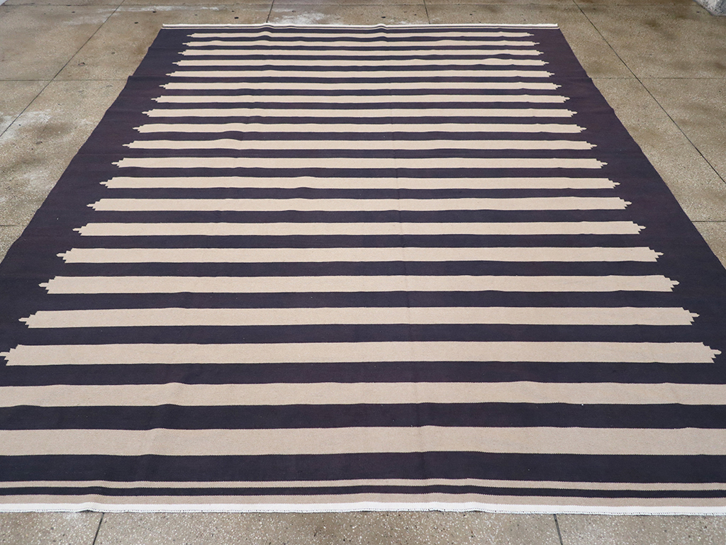 Modern Indian Flatweave Dhurrie Room Size Carpet, No.32624 - Staging