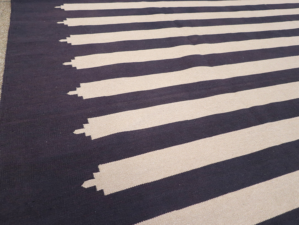 Modern Indian Flatweave Dhurrie Room Size Carpet, No.32624 - Staging