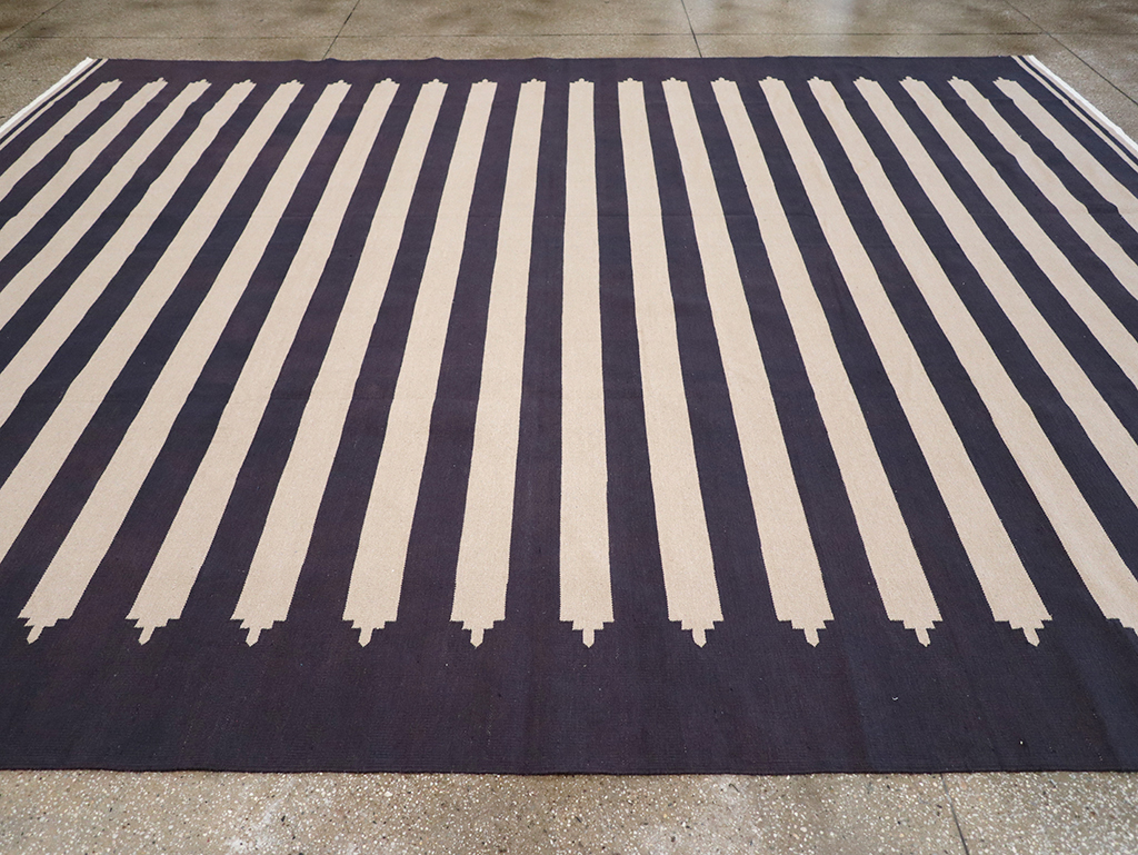 Modern Indian Flatweave Dhurrie Room Size Carpet, No.32624 - Staging