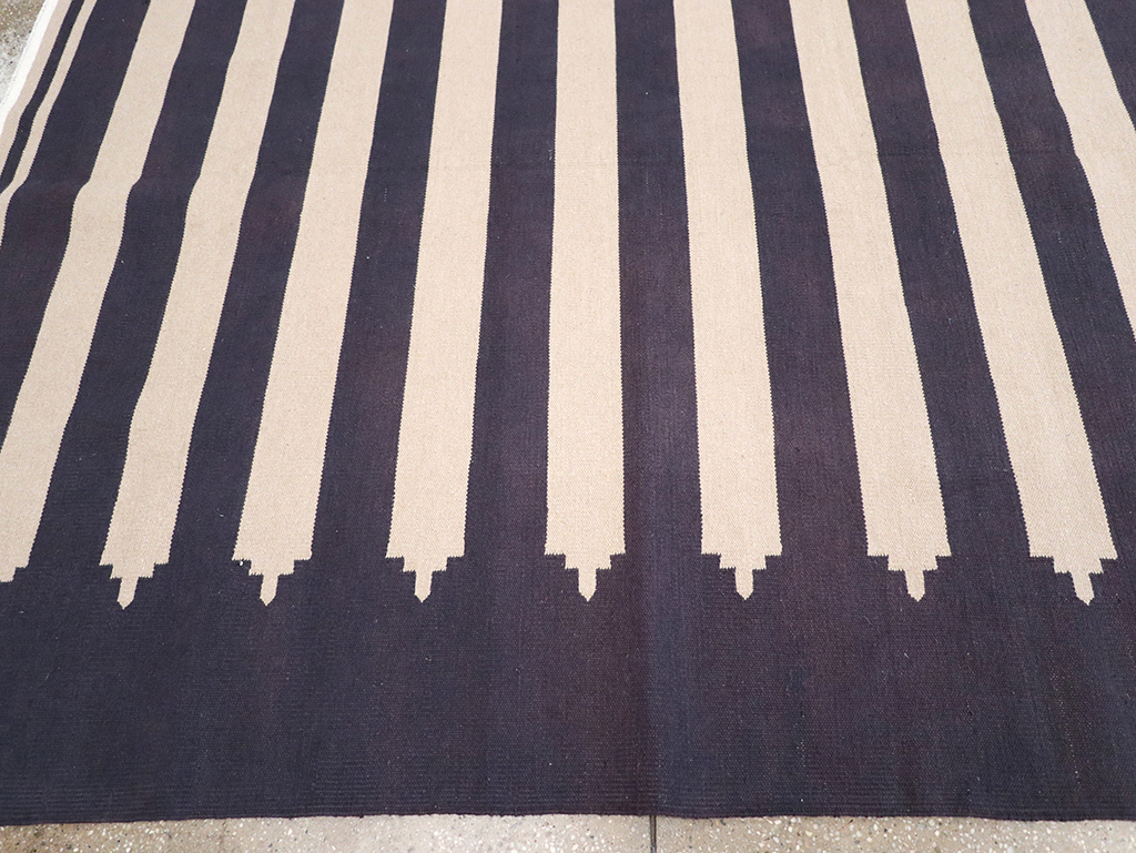 Modern Indian Flatweave Dhurrie Room Size Carpet, No.32624 - Staging