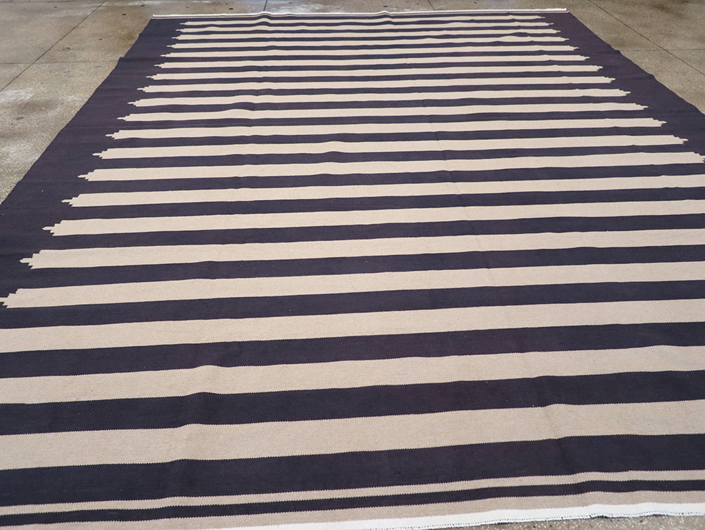 Modern Indian Flatweave Dhurrie Room Size Carpet, No.32624 - Staging