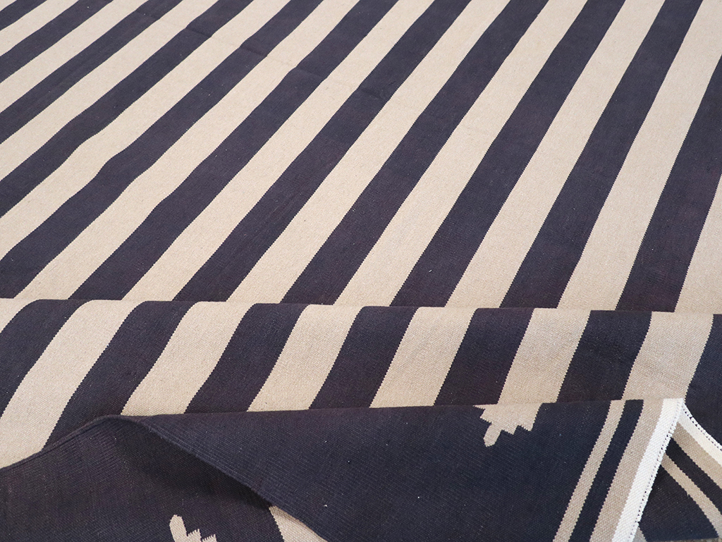 Modern Indian Flatweave Dhurrie Room Size Carpet, No.32624 - Staging