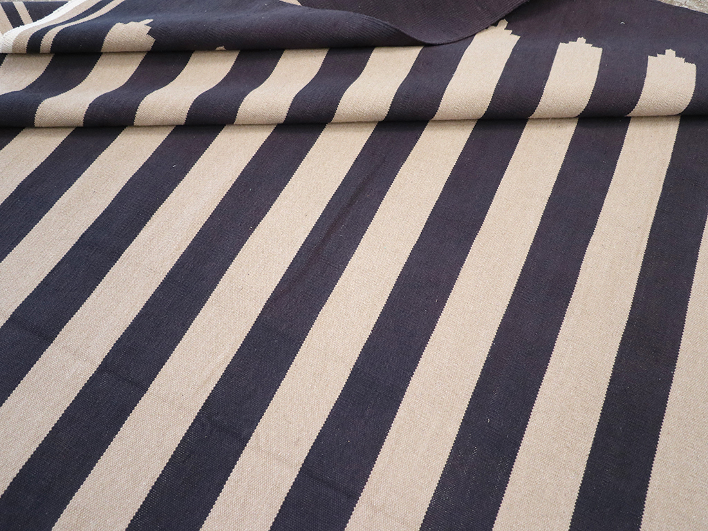 Modern Indian Flatweave Dhurrie Room Size Carpet, No.32624 - Staging