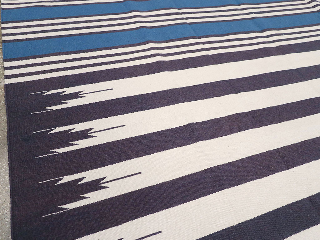 Modern Indian Flatweave Dhurrie Room Size Carpet, No.32629 - Staging