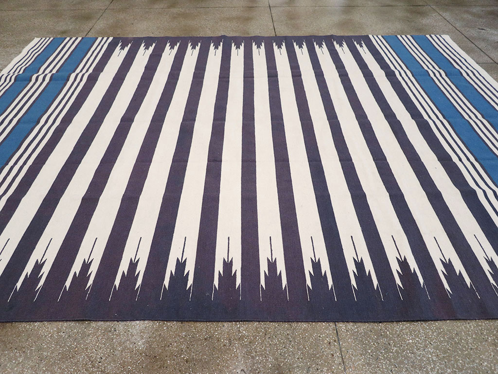 Modern Indian Flatweave Dhurrie Room Size Carpet, No.32629 - Staging