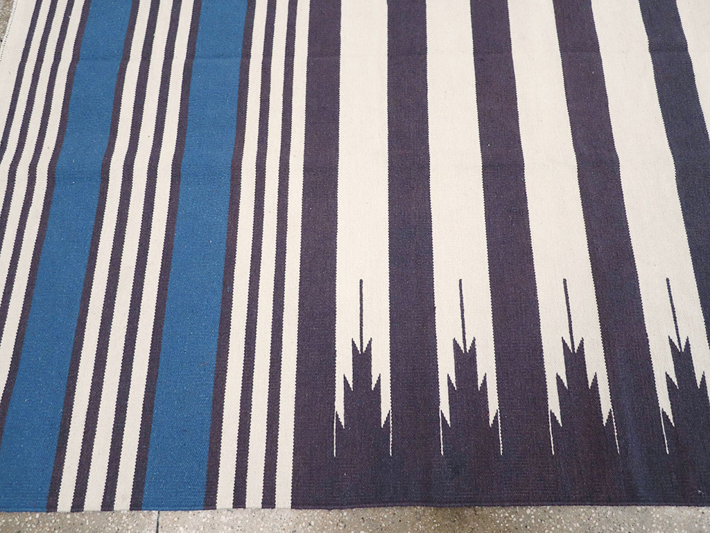 Modern Indian Flatweave Dhurrie Room Size Carpet, No.32629 - Staging