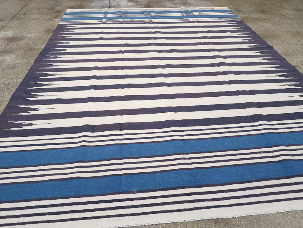 Modern Indian Flatweave Dhurrie Room Size Carpet, No.32629 - Staging