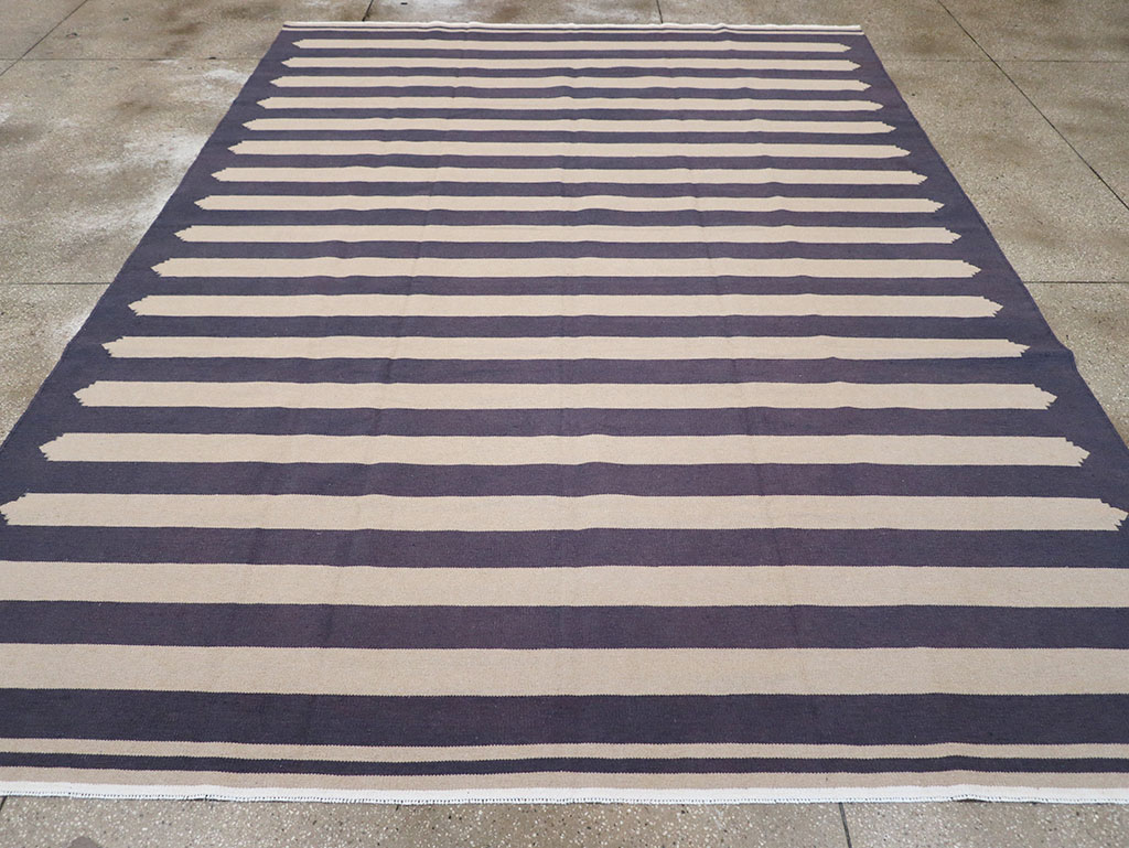 Modern Indian Flatweave Dhurrie Room Size Carpet, No.32630 - Staging