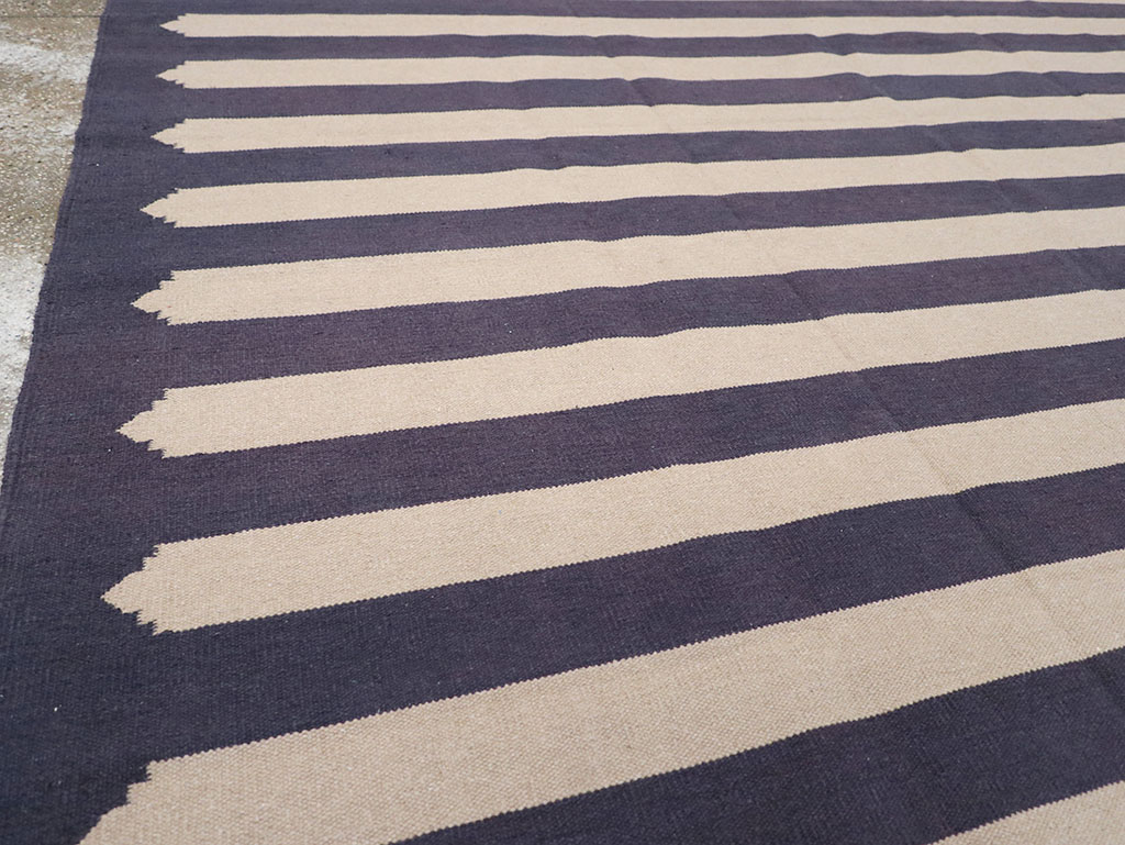 Modern Indian Flatweave Dhurrie Room Size Carpet, No.32630 - Staging