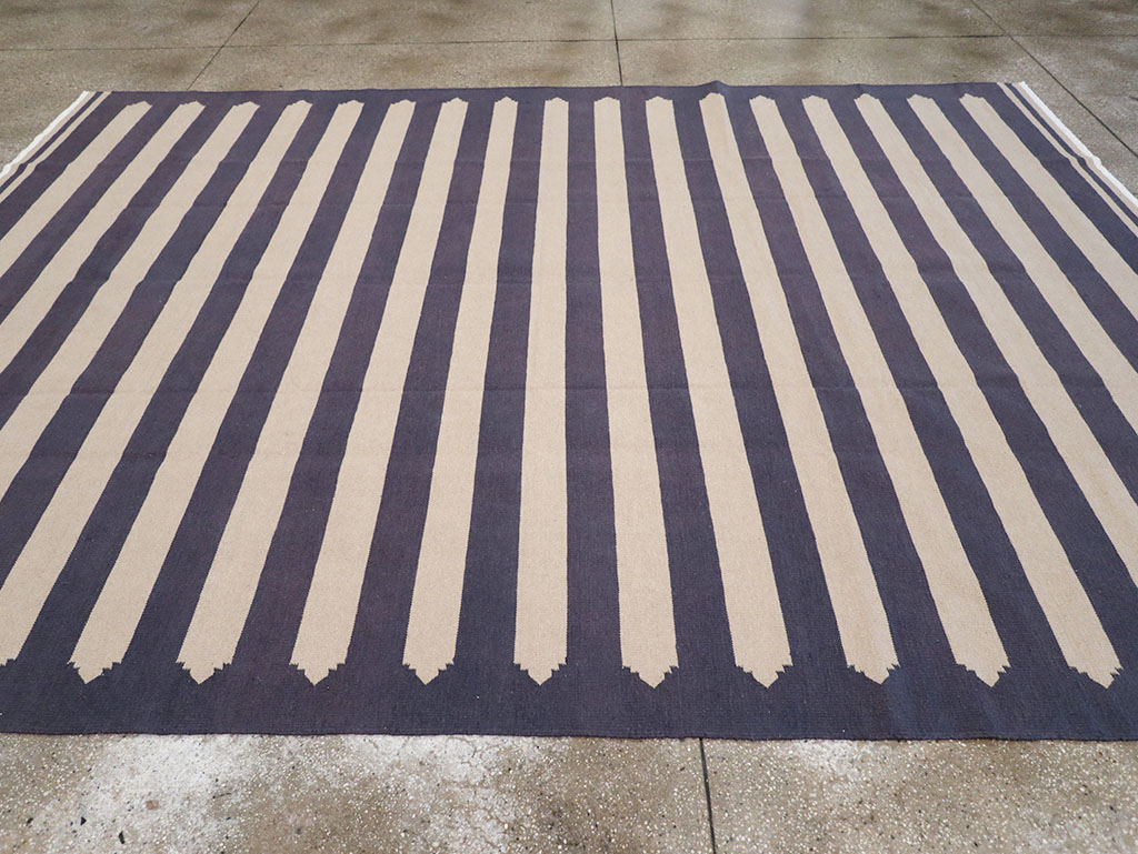 Modern Indian Flatweave Dhurrie Room Size Carpet, No.32630 - Staging