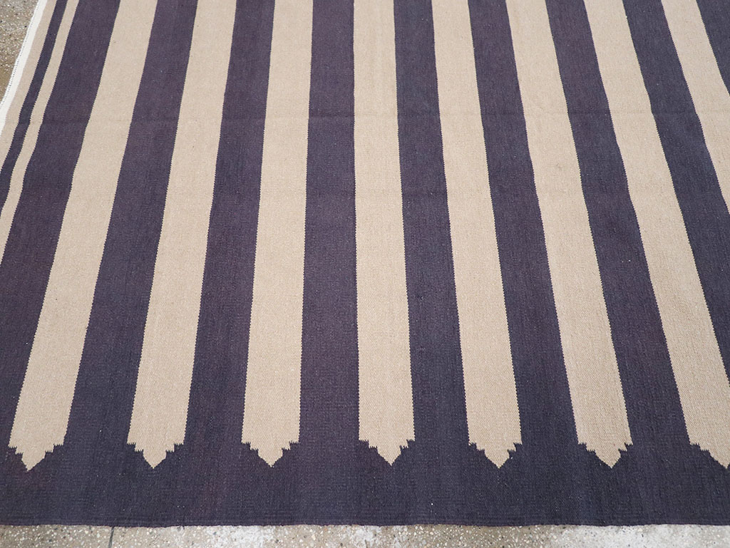 Modern Indian Flatweave Dhurrie Room Size Carpet, No.32630 - Staging