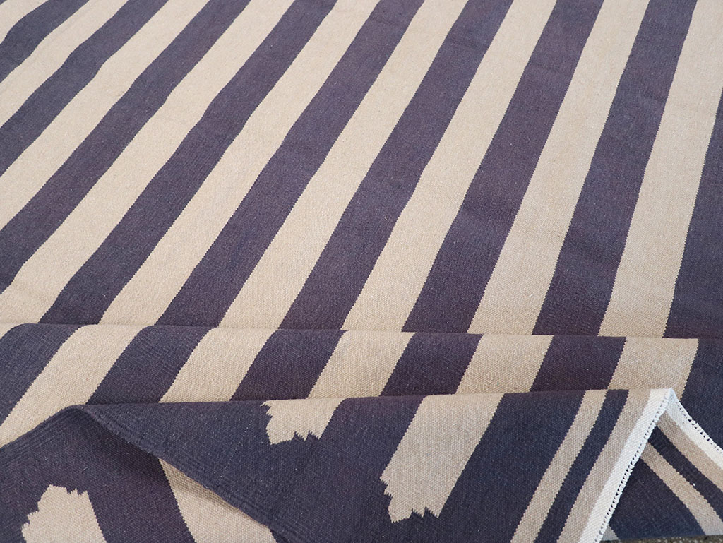 Modern Indian Flatweave Dhurrie Room Size Carpet, No.32630 - Staging