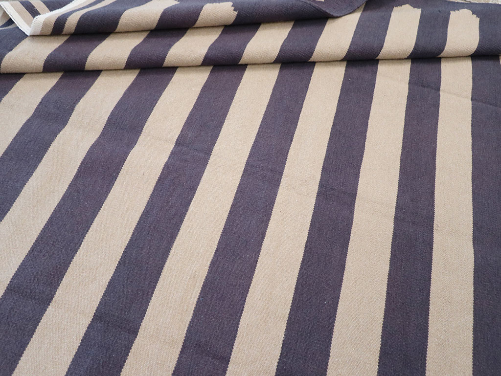 Modern Indian Flatweave Dhurrie Room Size Carpet, No.32630 - Staging