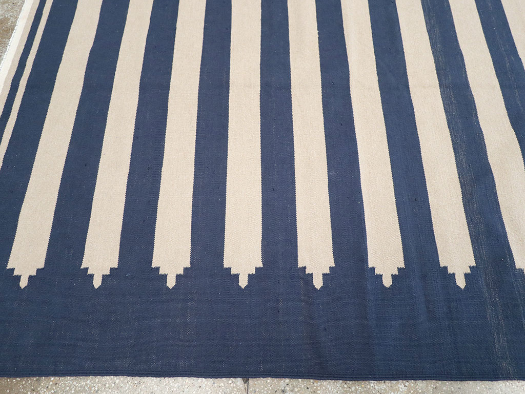 Modern Indian Cotton Dhurrie Room Size Carpet, No.32631 - Staging