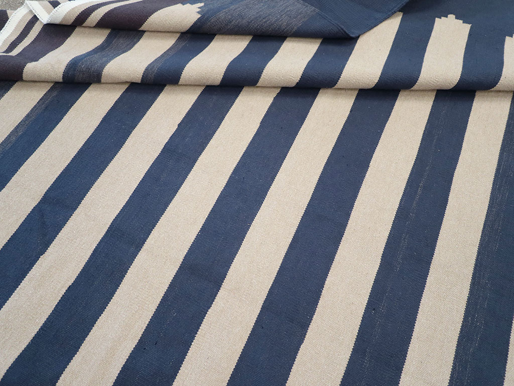 Modern Indian Cotton Dhurrie Room Size Carpet, No.32631 - Staging