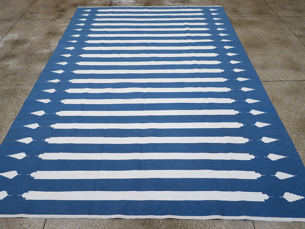 Modern Indian Flatweave Dhurrie Room Size Carpet, No.32632 - Staging