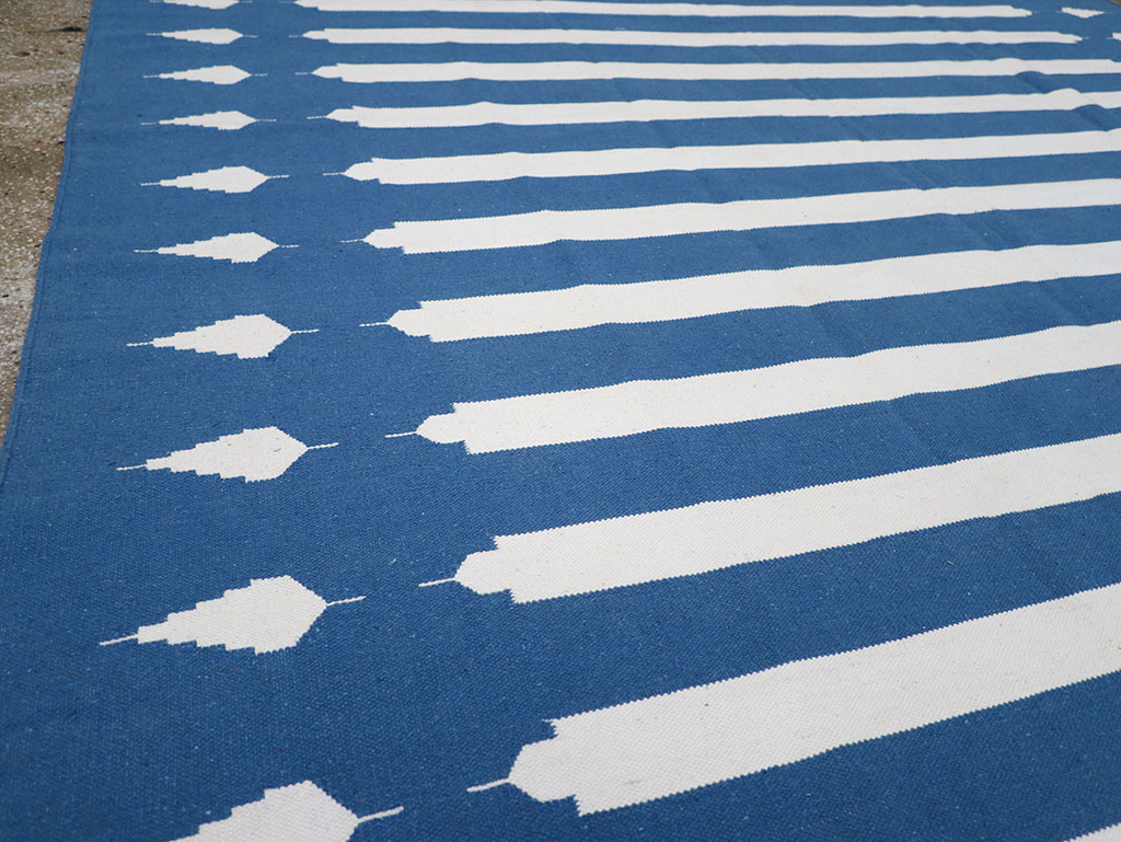 Modern Indian Flatweave Dhurrie Room Size Carpet, No.32632 - Staging