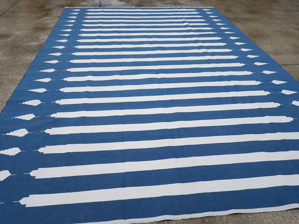 Modern Indian Flatweave Dhurrie Room Size Carpet, No.32632 - Staging