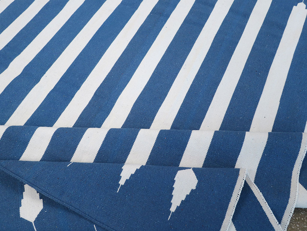 Modern Indian Flatweave Dhurrie Room Size Carpet, No.32632 - Staging