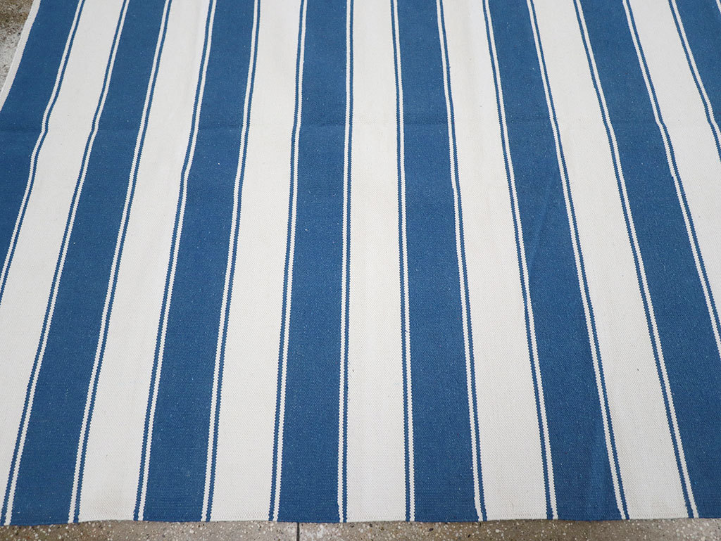 Modern Indian Flatweave Dhurrie Room Size Carpet, No.32633 - Staging