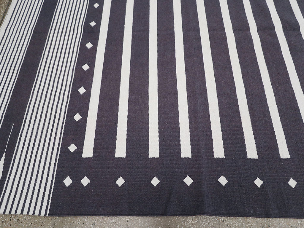 Modern Indian Flatweave Dhurrie Large Room Size Carpet, No.32634 - Staging