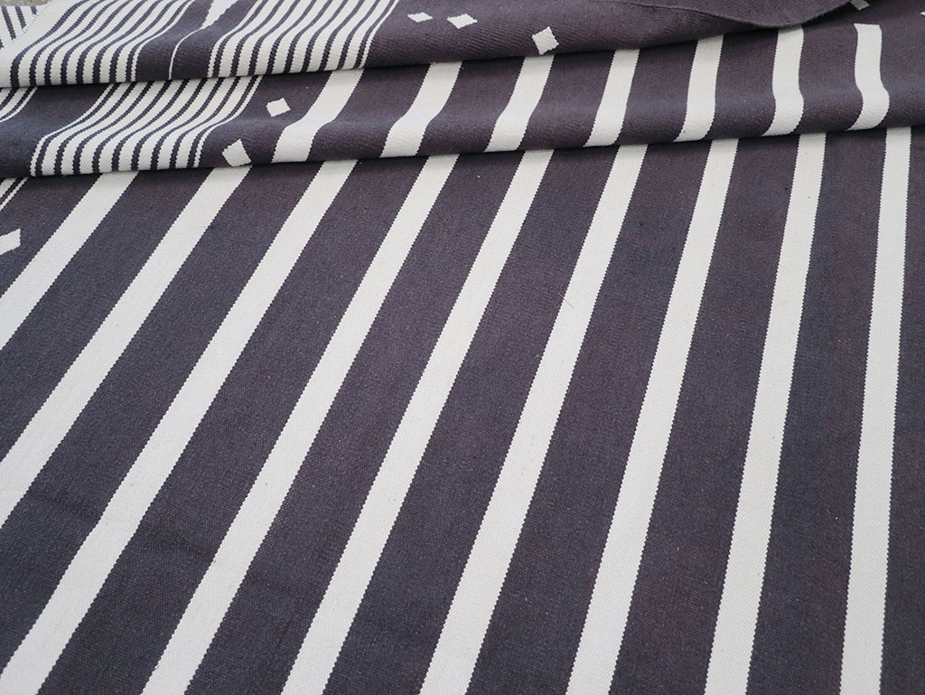 Modern Indian Flatweave Dhurrie Large Room Size Carpet, No.32634 - Staging