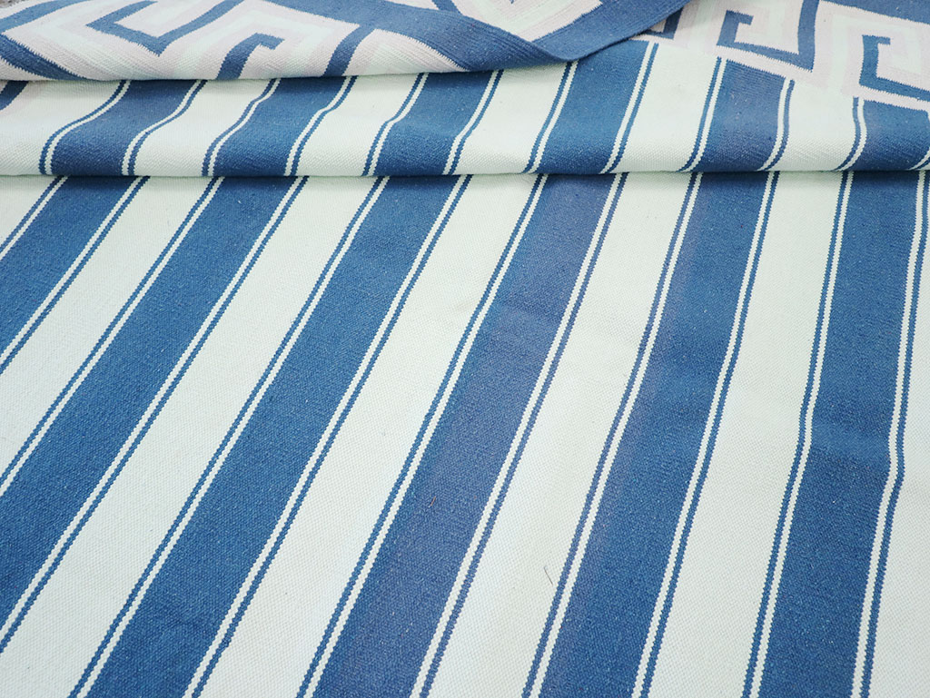 Modern Indian Flatweave Dhurrie Room Size Carpet, No.32635 - Staging