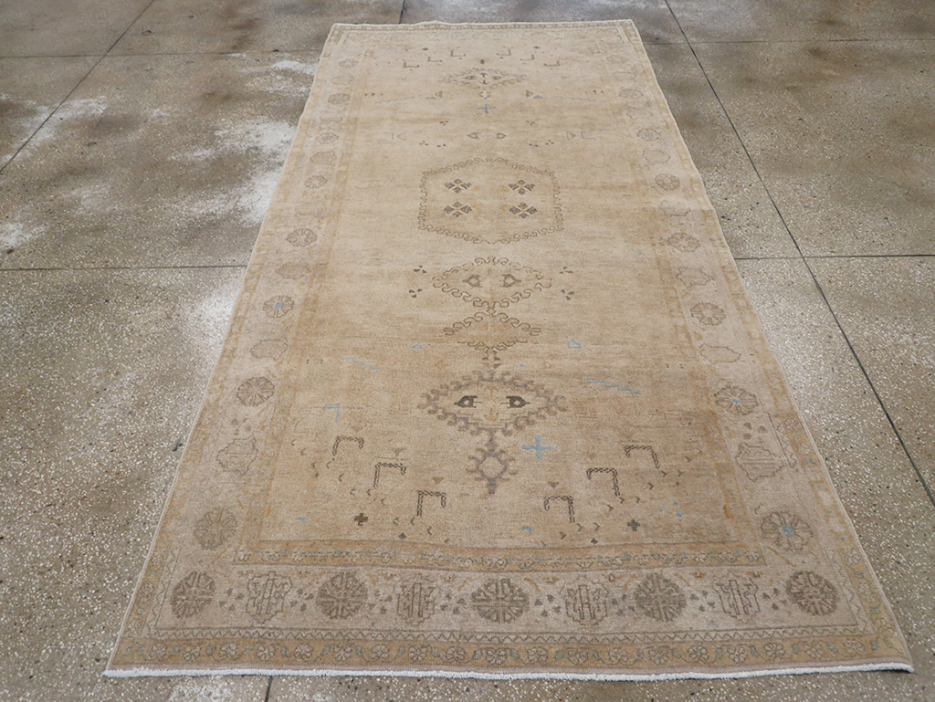 Vintage Persian Veece Accent Carpet, No.32904 - Staging