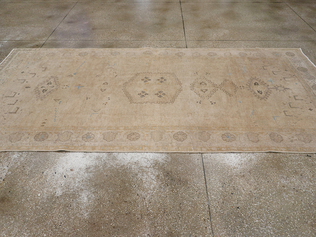 Vintage Persian Veece Accent Carpet, No.32904 - Staging