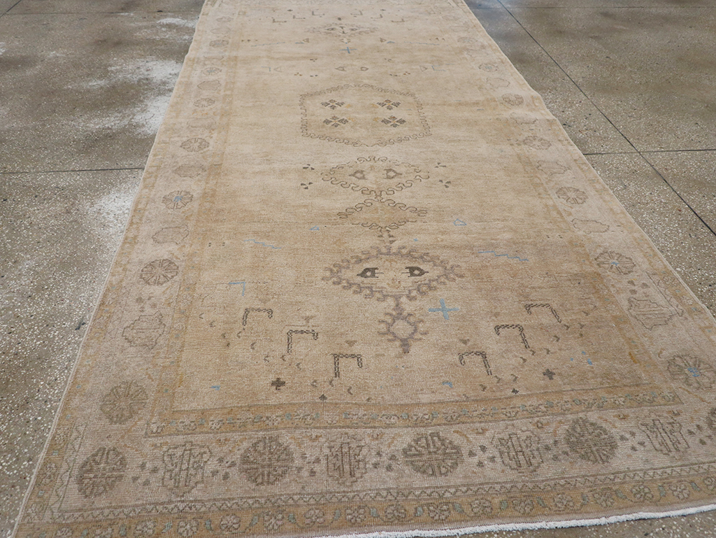 Vintage Persian Veece Accent Carpet, No.32904 - Staging