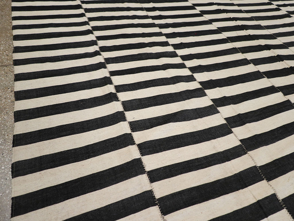 Modern Persian Flatweave Kilim Large Room Size Carpet, No.32917 - Staging