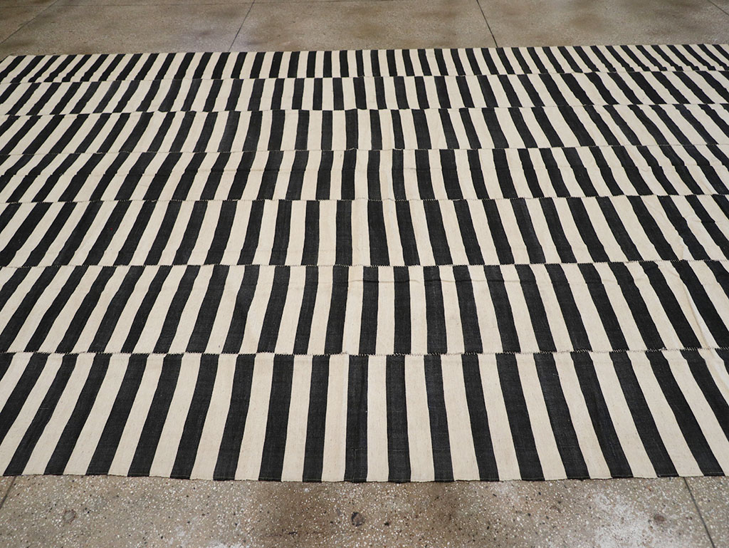 Modern Persian Flatweave Kilim Large Room Size Carpet, No.32917 - Staging