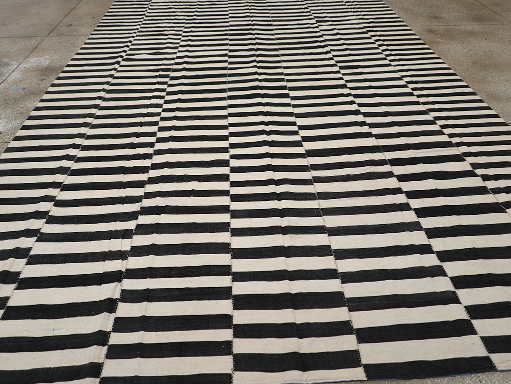 Modern Persian Flatweave Kilim Large Room Size Carpet, No.32917 - Staging