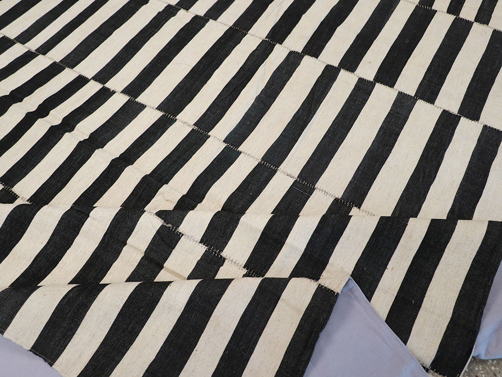 Modern Persian Flatweave Kilim Large Room Size Carpet, No.32917 - Staging