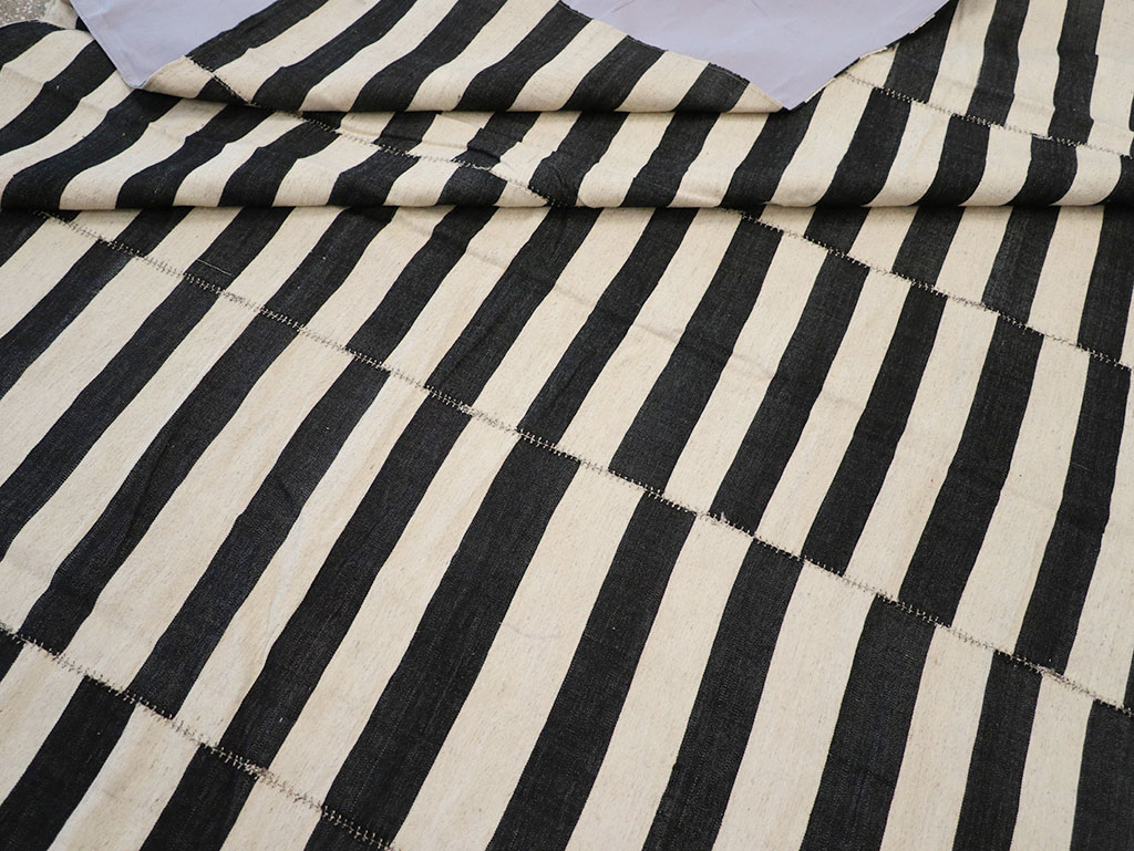 Modern Persian Flatweave Kilim Large Room Size Carpet, No.32917 - Staging