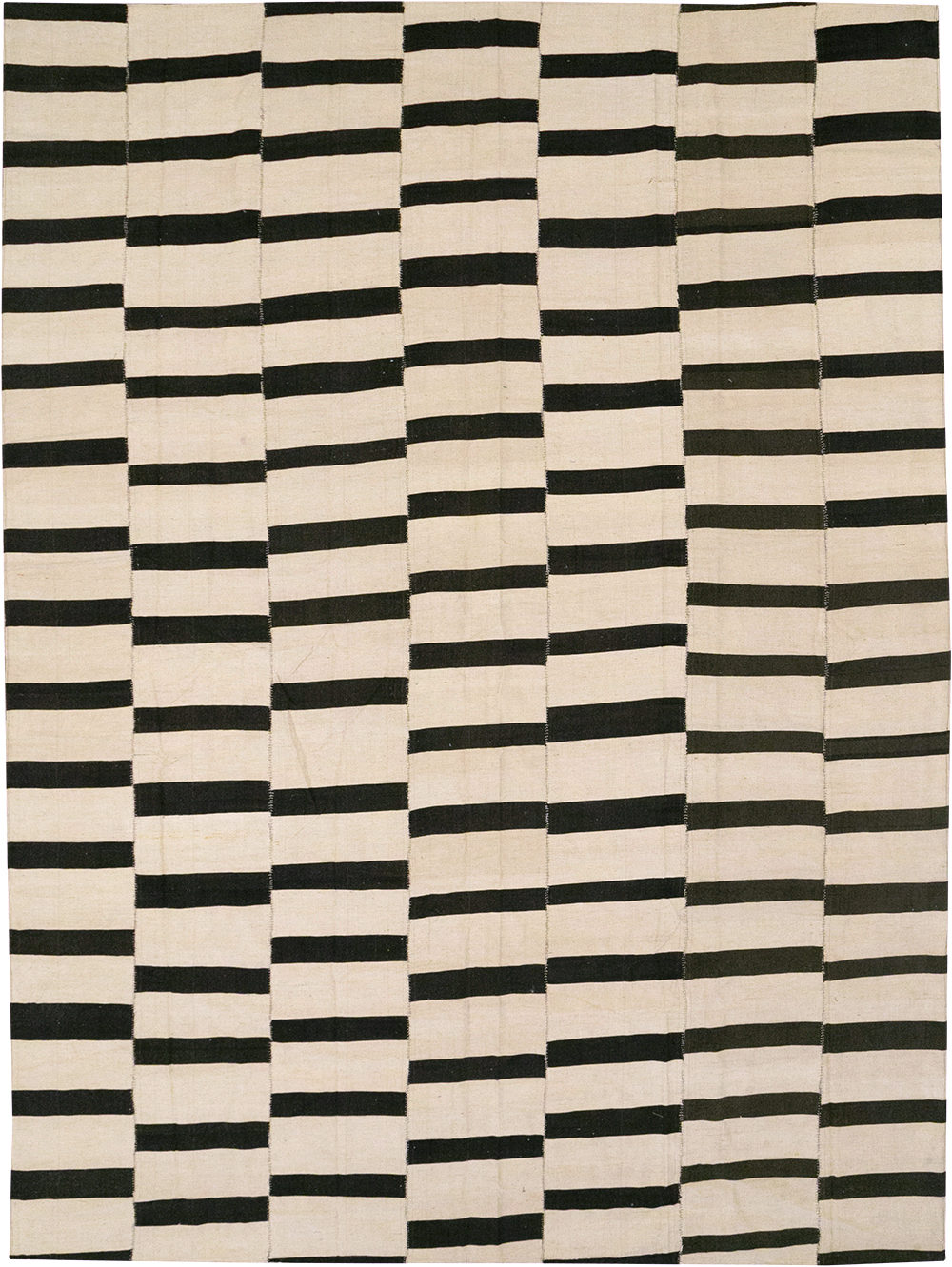 Modern Persian Flatweave Kilim Room Size Carpet, No.32922 - Staging