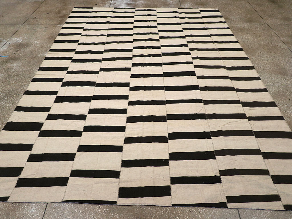 Modern Persian Flatweave Kilim Room Size Carpet, No.32922 - Staging