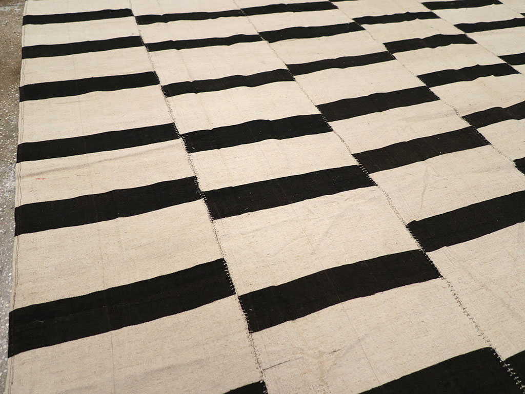 Modern Persian Flatweave Kilim Room Size Carpet, No.32922 - Staging