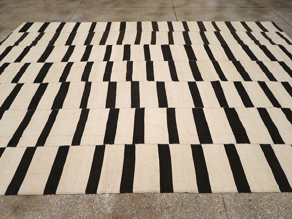 Modern Persian Flatweave Kilim Room Size Carpet, No.32922 - Staging