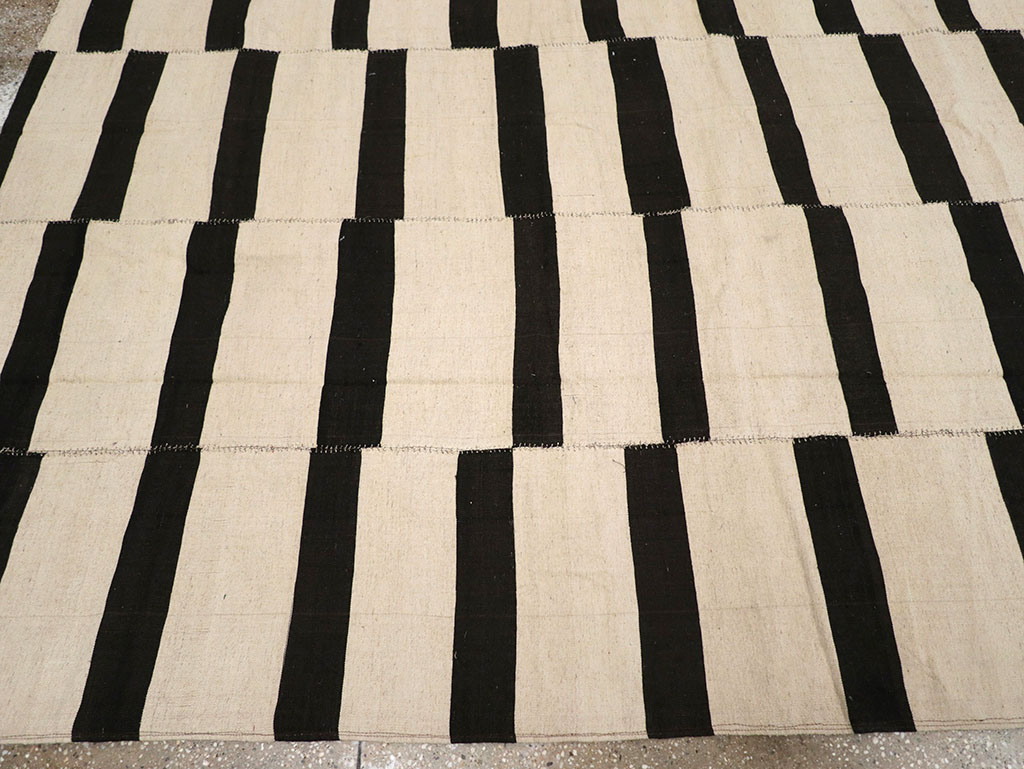 Modern Persian Flatweave Kilim Room Size Carpet, No.32922 - Staging