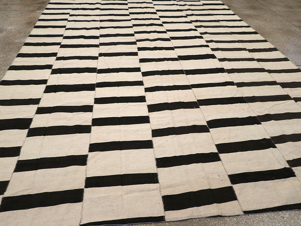 Modern Persian Flatweave Kilim Room Size Carpet, No.32922 - Staging