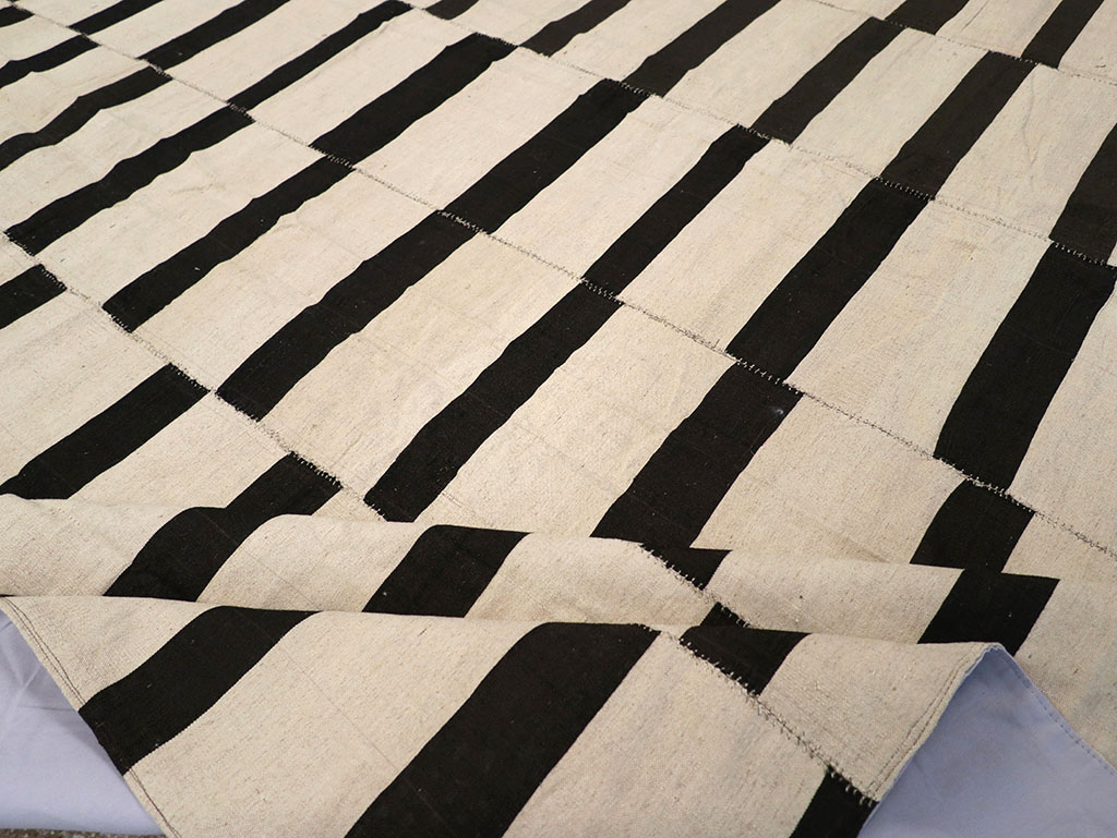 Modern Persian Flatweave Kilim Room Size Carpet, No.32922 - Staging