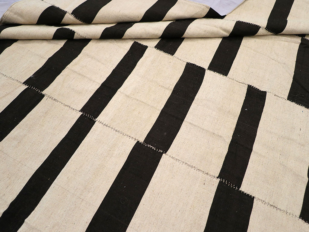 Modern Persian Flatweave Kilim Room Size Carpet, No.32922 - Staging