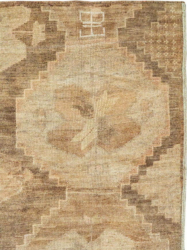 Vintage Turkish Anatolian Accent Rug, No.32973 - Staging